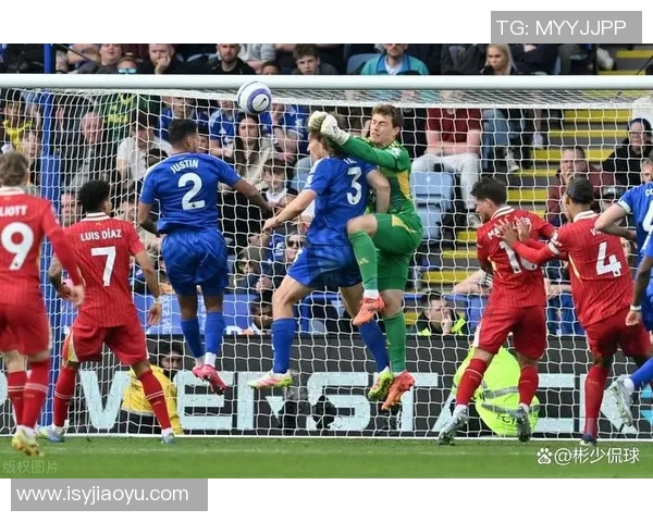 利物浦队成功击败曼联，取得英超榜首位置，距离夺冠只差一步